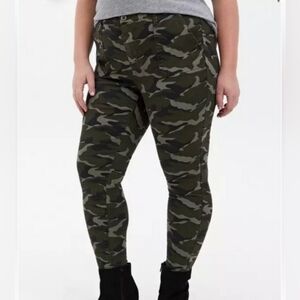 Torrid Women's Sky High Skinny Stretch Twill High-Rise Pant Camo Print Size 14